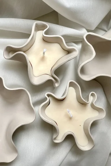 Handgemachte Kerzenhalter in Wellenform